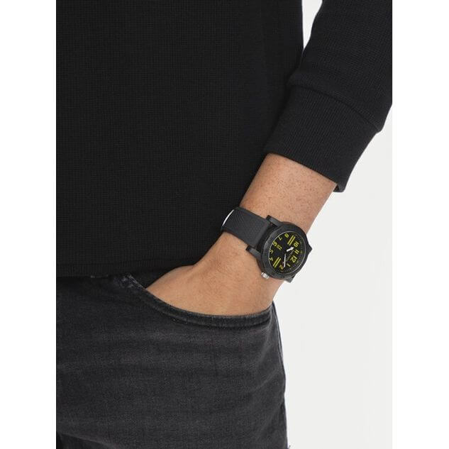 Man wearing NAUTICA Mod. NAPATS303 quartz analog watch with black bracelet and yellow accents, 44mm case, water resistant 5 ATM.