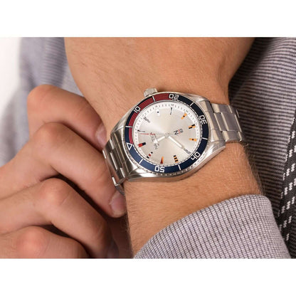 Gent wearing NAUTICA Mod. NAPFWS005 watch, quartz analog with multifunction and 44mm case, on silver bracelet, showcasing its elegant design. 