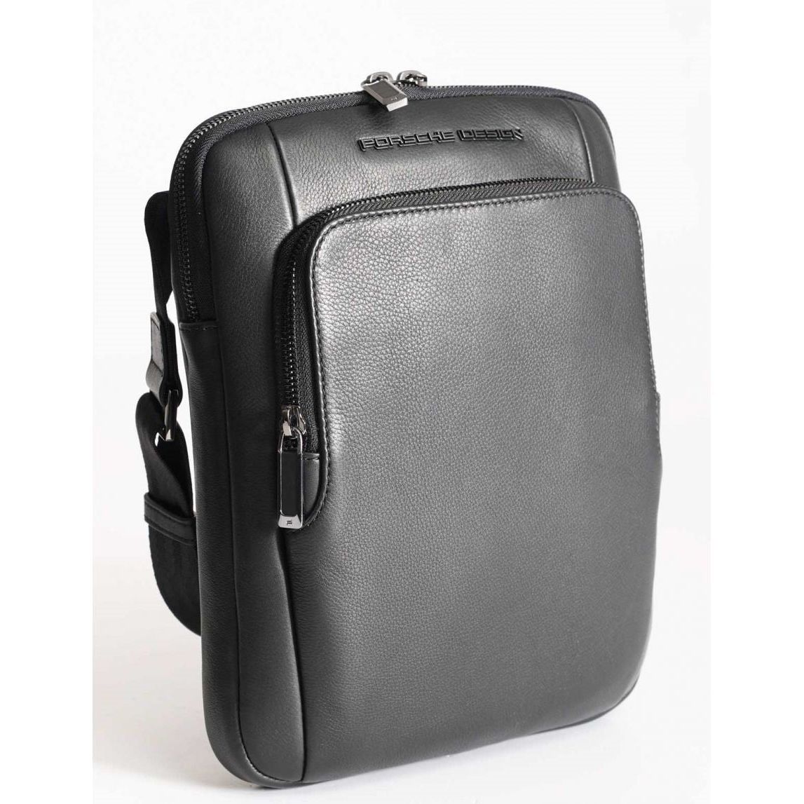 Front view with bag zipped and handles upright.