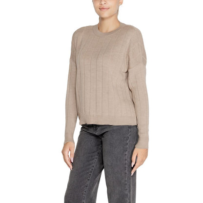 Woman wearing Only Beige Marabou Sweatshirt with ribbed texture and crew neck for a versatile casual look.