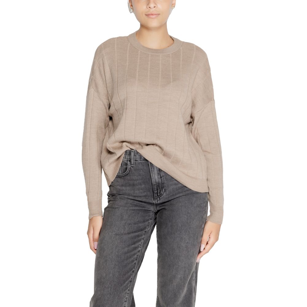 Woman wearing Only Beige Marabou Sweatshirt with ribbed texture and crew neck, paired with high-waisted jeans, offers a stylish casual look.