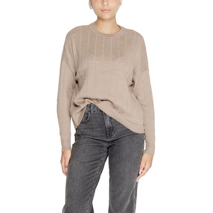 Woman wearing Only Beige Marabou Sweatshirt with ribbed texture and crew neck, paired with high-waisted jeans, offers a stylish casual look.