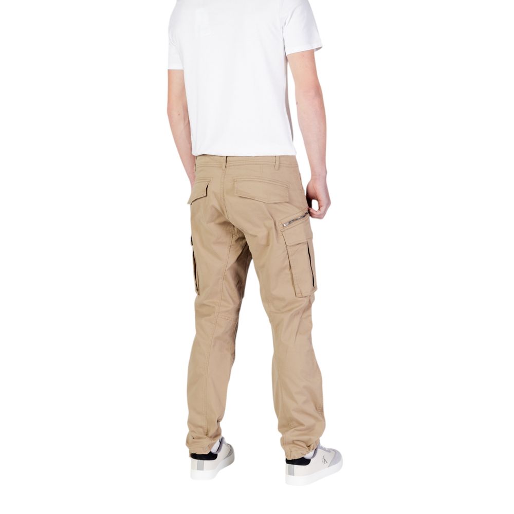 Front view with bag zipped and handles upright.