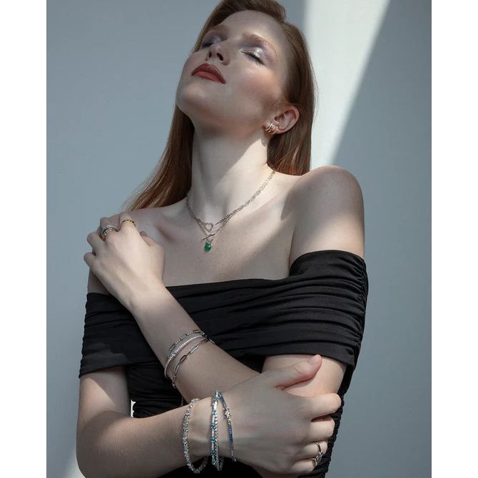 Woman wearing VICEROY JEWELS Mod. 13230C000-30 necklace in black dress, showcasing elegant silver jewelry.
