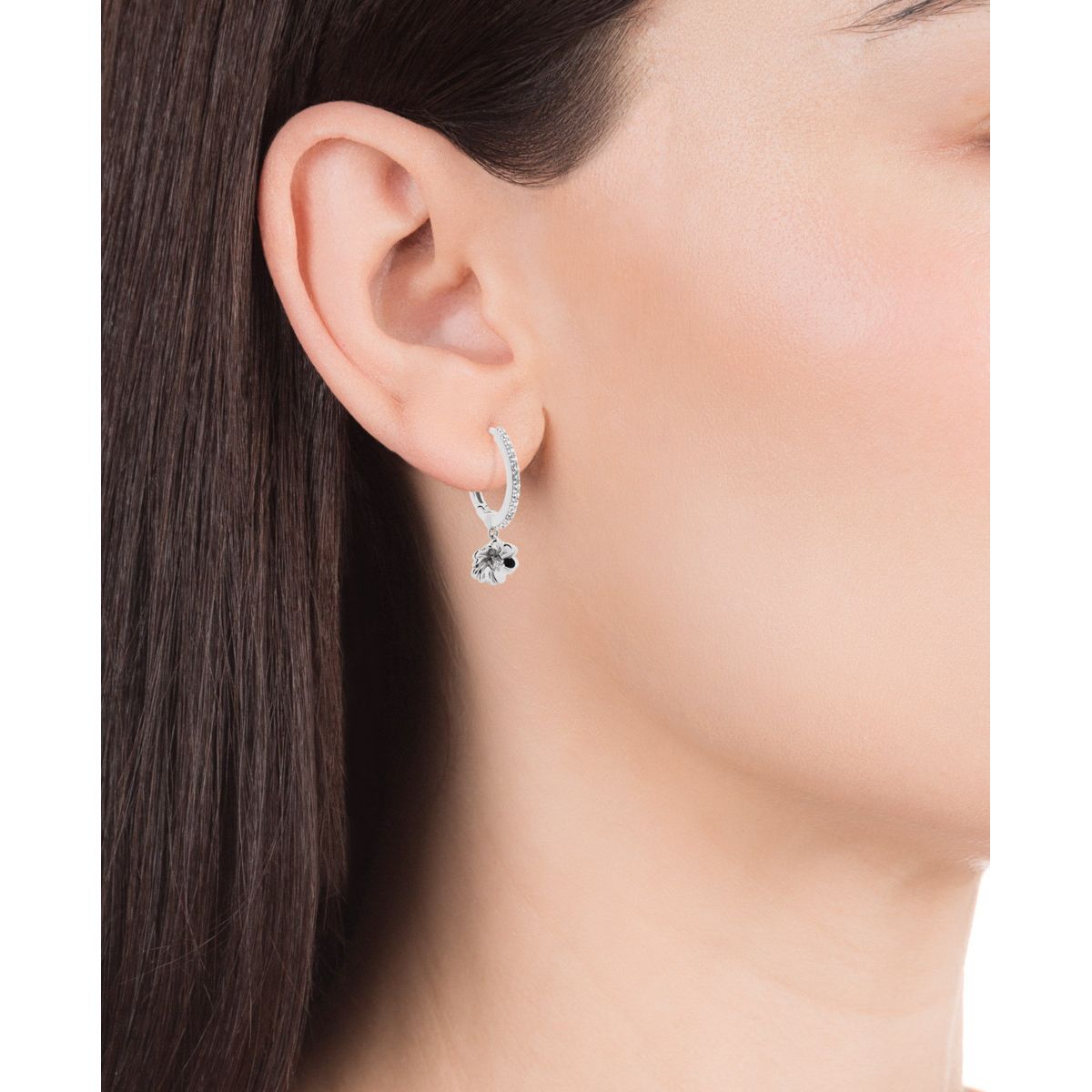 Woman wearing VICEROY JEWELS Mod. 85021E000-38 silver earrings on ear, highlighting elegant design and craftsmanship.